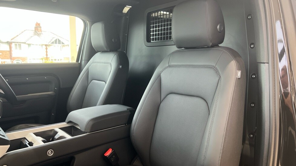 Used Land Rover Defender 2024 for sale - 76007902: Photo 4