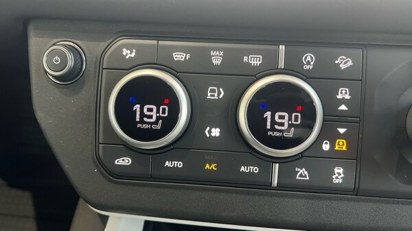 Used Land Rover Defender 2024 for sale - 76007902: Photo 55