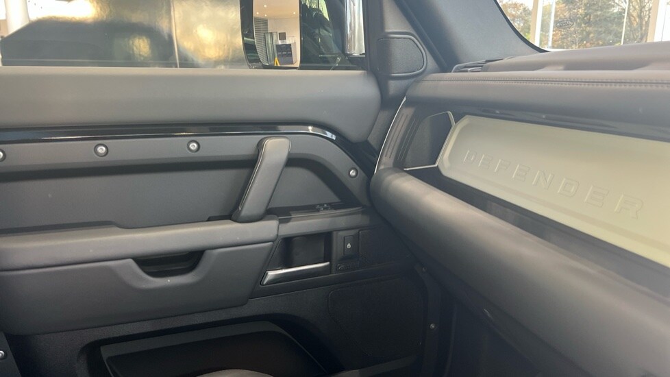 Used Land Rover Defender 2025 for sale - 76384340: Photo 34