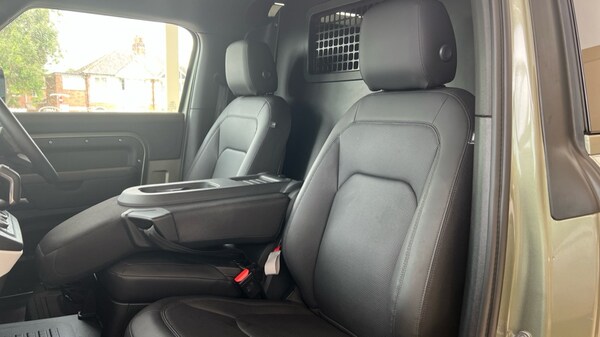 Used Land Rover Defender 2025 for sale - 76234105: Photo 4
