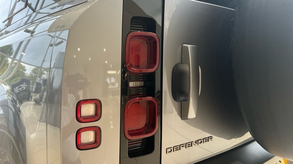 Used Land Rover Defender 2024 for sale - 76099979: Photo 19