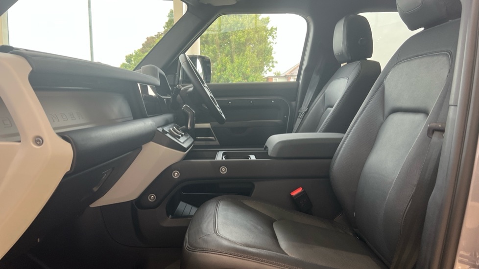 Used Land Rover Defender 2024 for sale - 76099979: Photo 3
