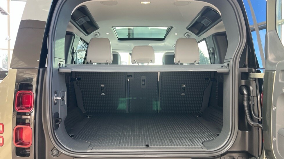 Used Land Rover Defender 2025 for sale - 76966597: Photo 10