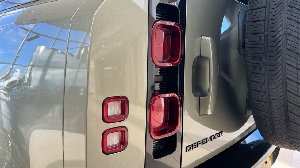 Used Land Rover Defender 2025 for sale - 76966597: Photo 19