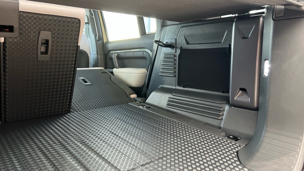 Used Land Rover Defender 2025 for sale - 76966597: Photo 36