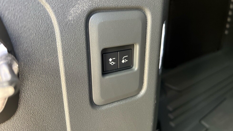 Used Land Rover Defender 2025 for sale - 76966597: Photo 85