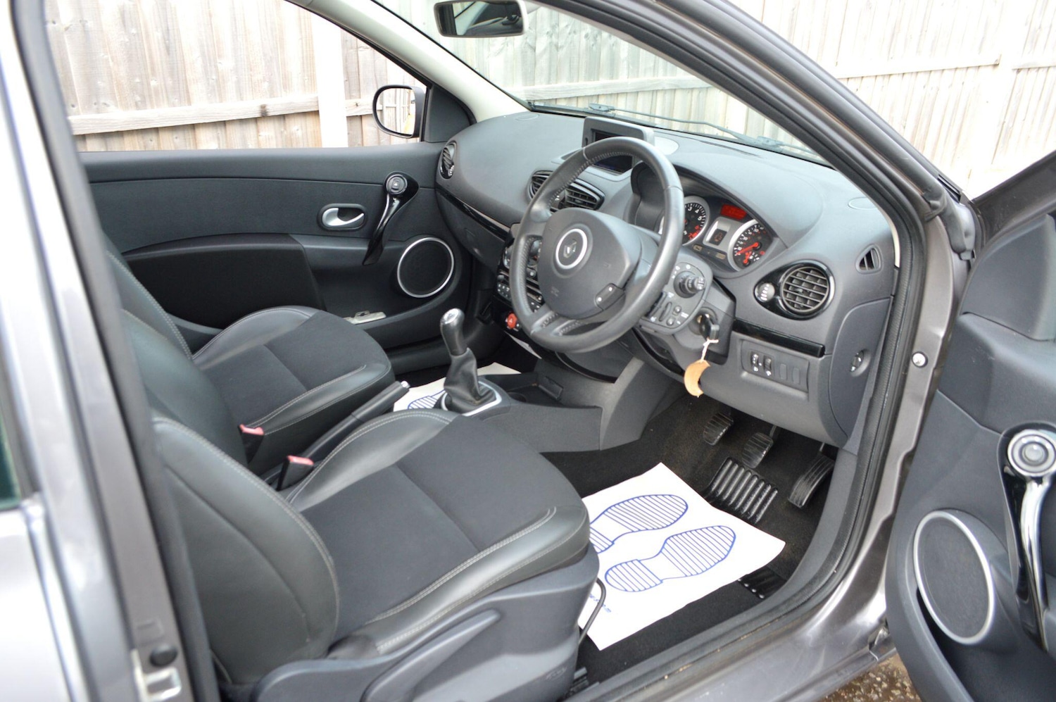 Used Renault Clio 2012 for sale - 76499593: Photo 2