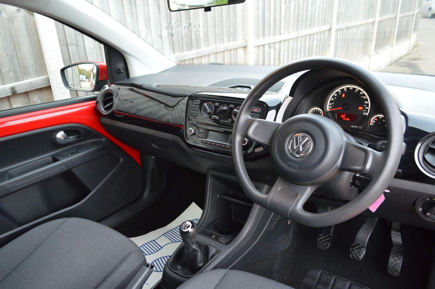 Used Volkswagen up! 2016 for sale - 76424856: Photo 2