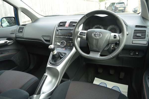 Used Toyota Auris 2010 for sale - 76295666: Photo 2