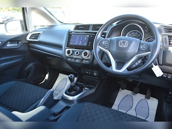 Used Honda Jazz 2016 for sale - 76189769: Photo 2