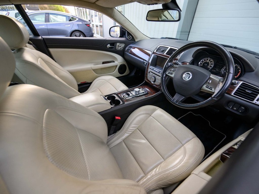 Used Jaguar XK 2010 for sale - 76985790: Photo 3