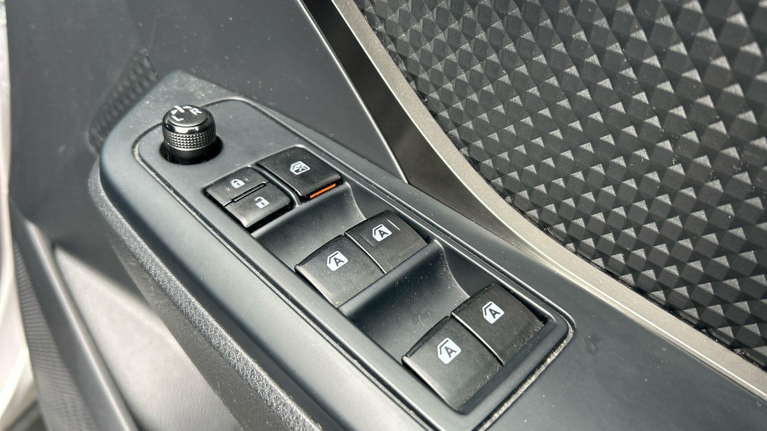 Used Toyota C-HR 2018 for sale - 76781821: Photo 35