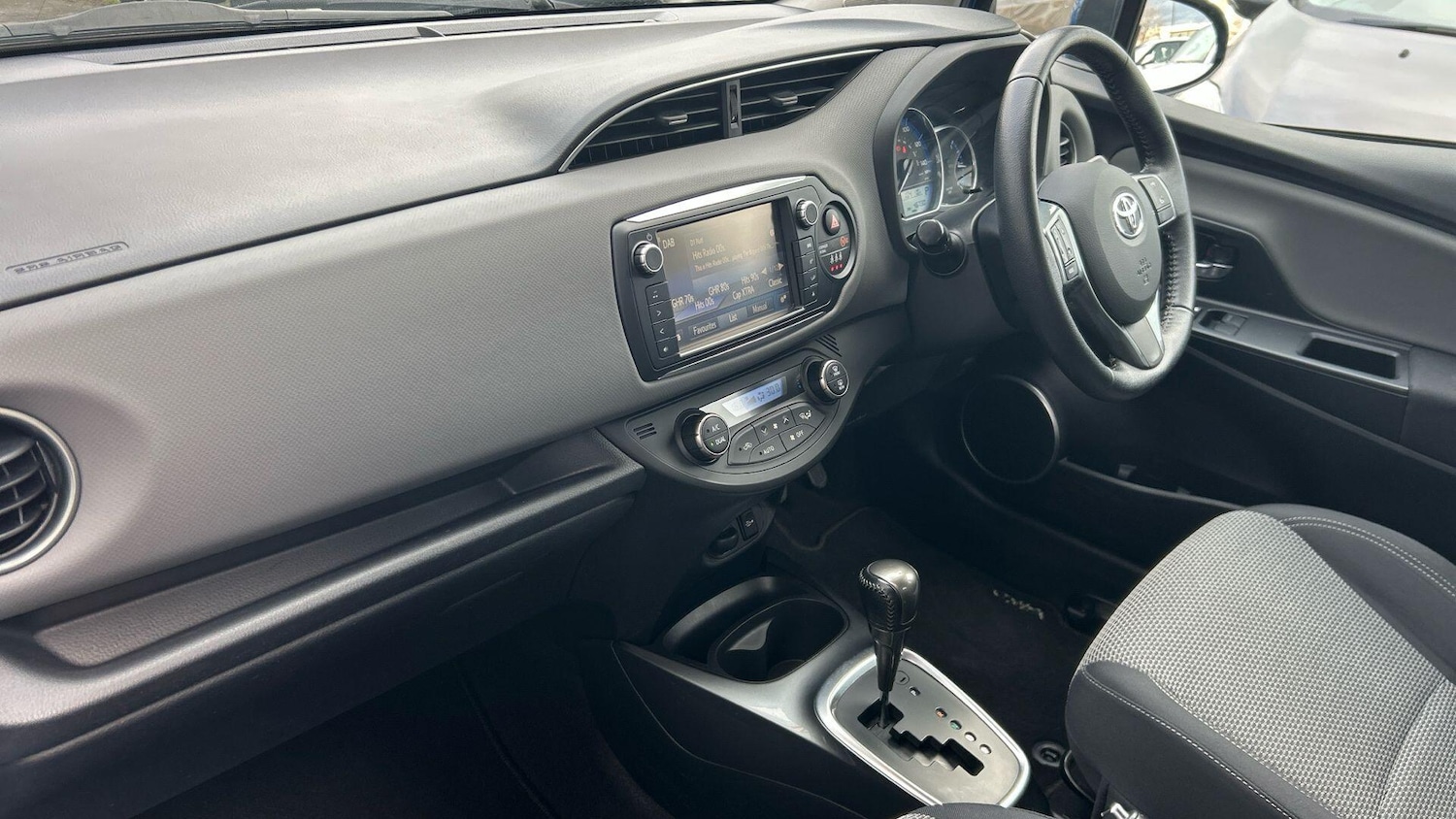 Used Toyota Yaris 2016 for sale - 77670668: Photo 38