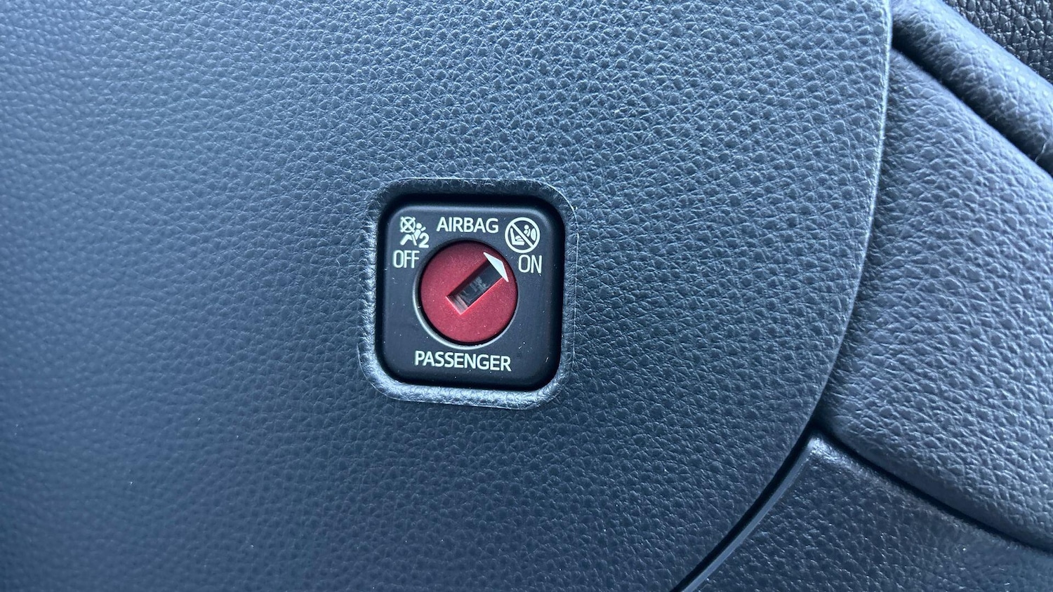 Used Toyota C-HR 2024 for sale - 77768003: Photo 46