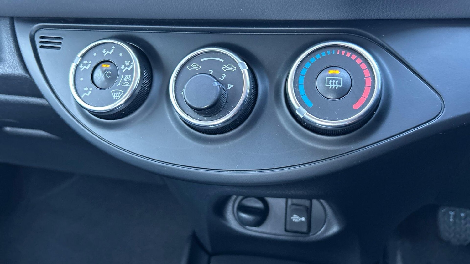 Used Toyota Yaris 2015 for sale - 76607383: Photo 32