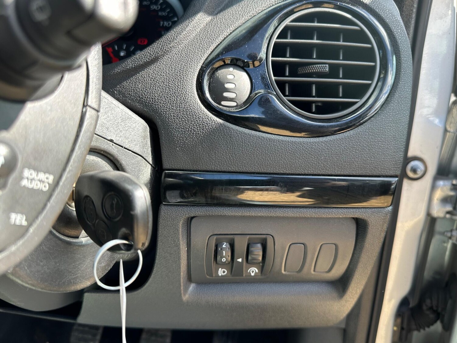 Used Renault Clio 2012 for sale - 76158877: Photo 44