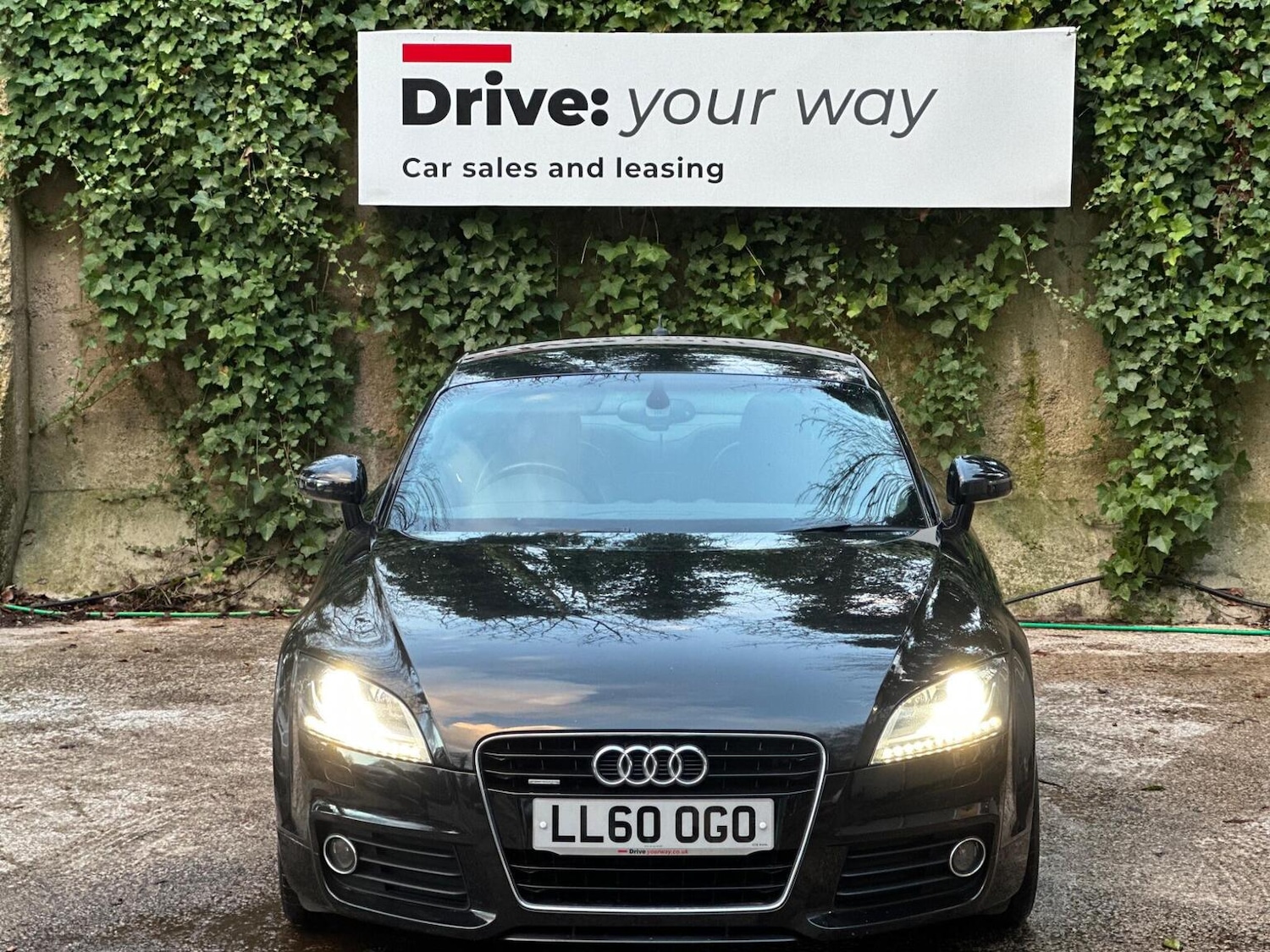 Used Audi TT 2010 for sale - 76982748: Photo 2