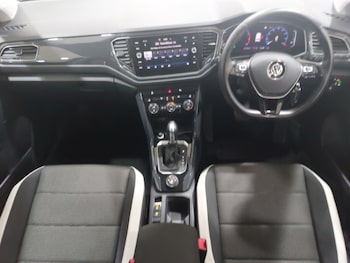 Used Volkswagen T-Roc 2018 for sale - 77173642: Photo