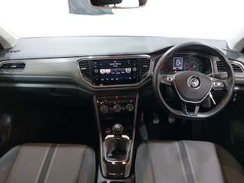 Used Volkswagen T-Roc 2018 for sale - 76262110: Photo