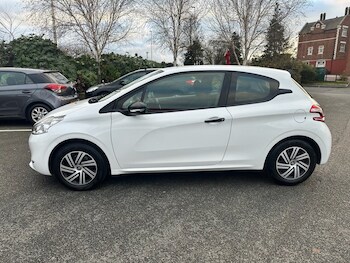 Used Peugeot 208 2013 for sale - 76909947: Photo