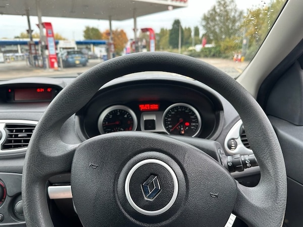 Used Renault Clio 2010 for sale - 76304073: Photo 11