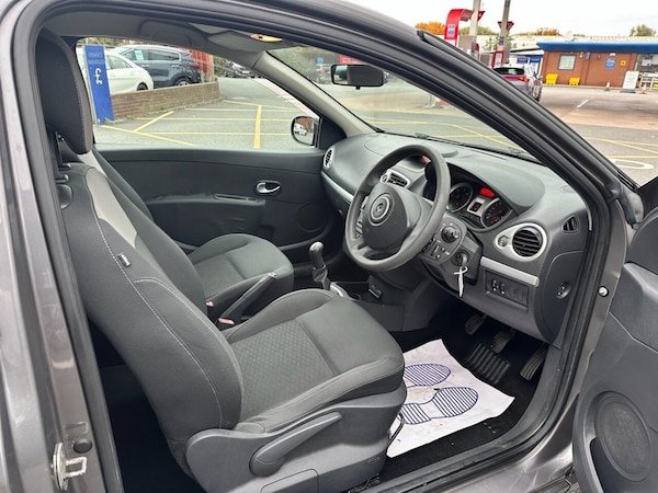 Used Renault Clio 2010 for sale - 76304073: Photo 14