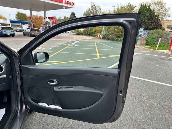 Used Renault Clio 2010 for sale - 76304073: Photo 15