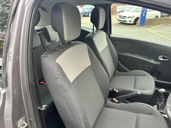 Used Renault Clio 2010 for sale - 76304073: Photo 16