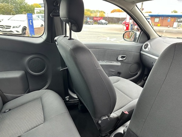 Used Renault Clio 2010 for sale - 76304073: Photo 18