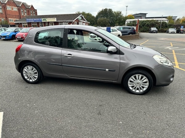 Used Renault Clio 2010 for sale - 76304073: Photo 8