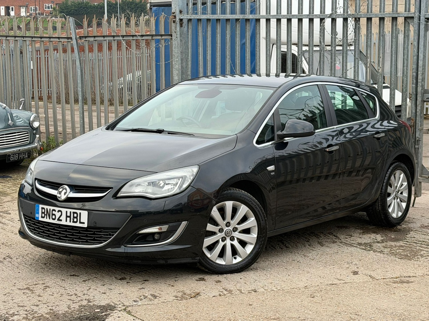 Used Vauxhall Astra 2013 for sale - 77381221: Photo 2