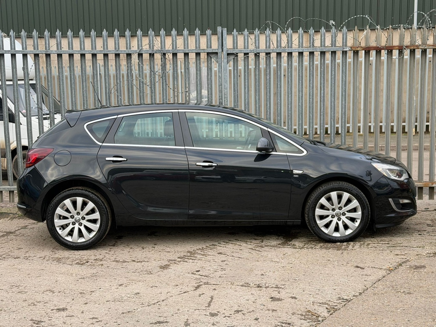 Used Vauxhall Astra 2013 for sale - 77381221: Photo 3