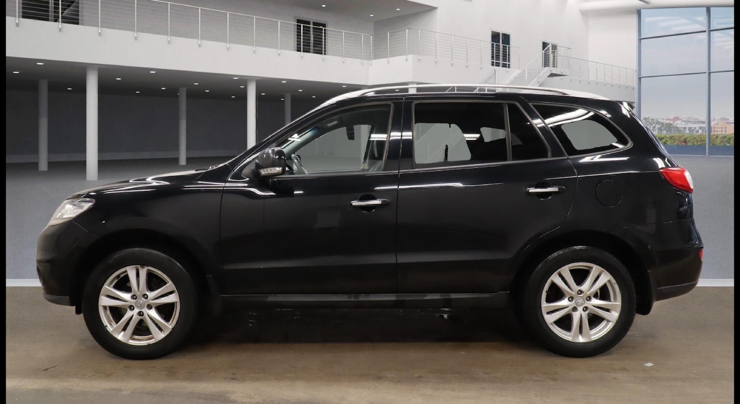 Used Hyundai Santa Fe 2011 for sale - 77281179: Photo 4