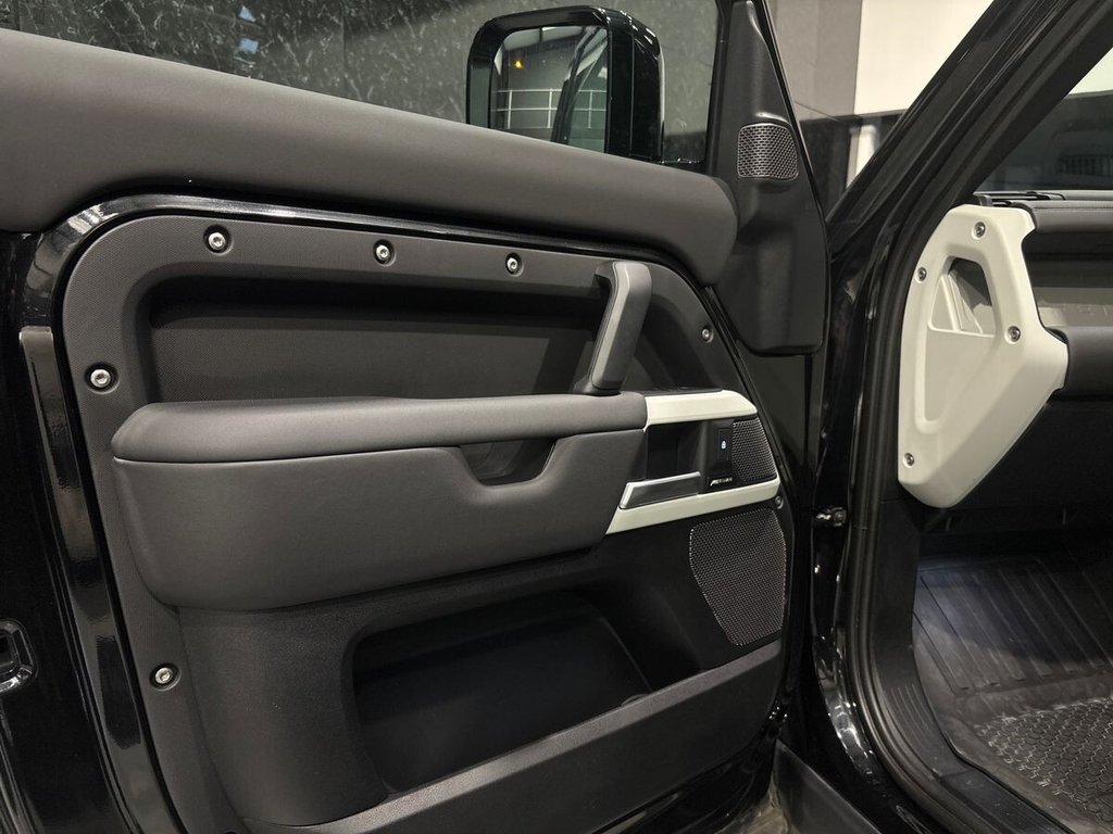 Used Land Rover Defender 2023 for sale - 76312937: Photo 44