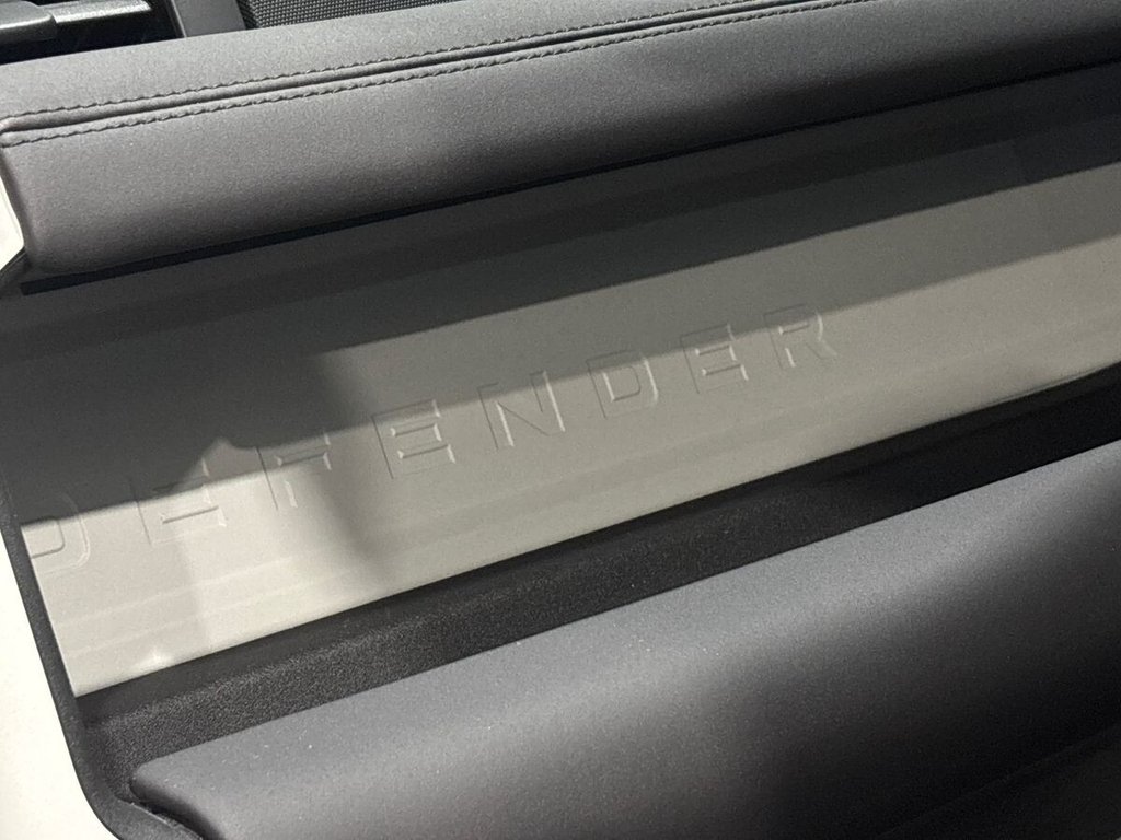 Used Land Rover Defender 2023 for sale - 76312937: Photo 47