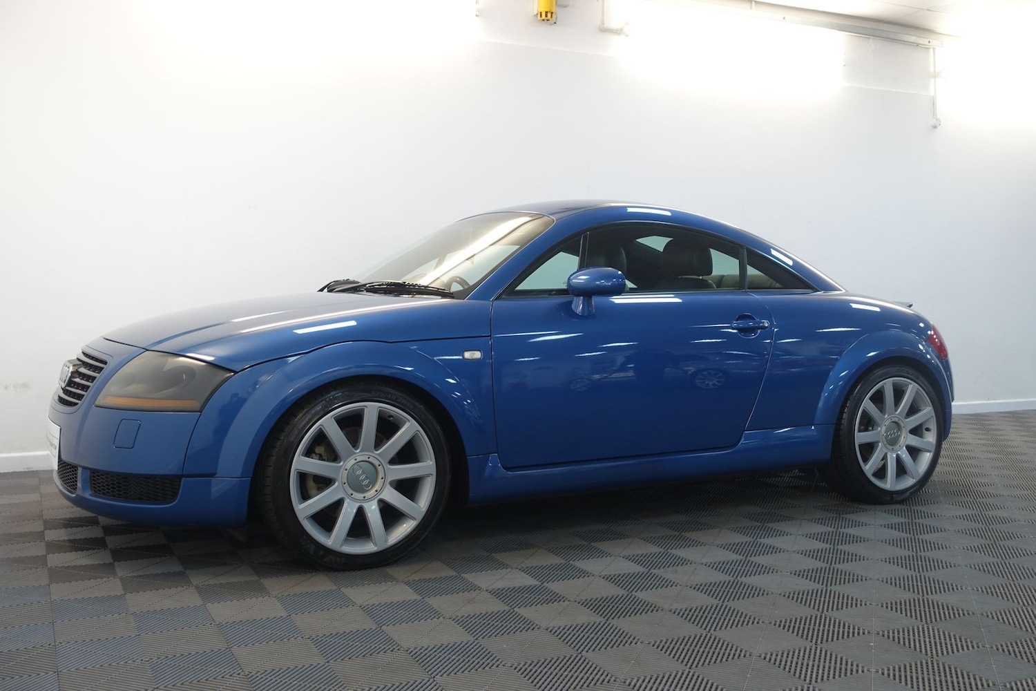 Used Audi TT 2001 for sale - 77634722: Photo 2
