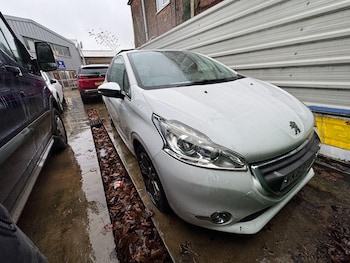 Used Peugeot 208 2013 for sale - 76952336: Photo