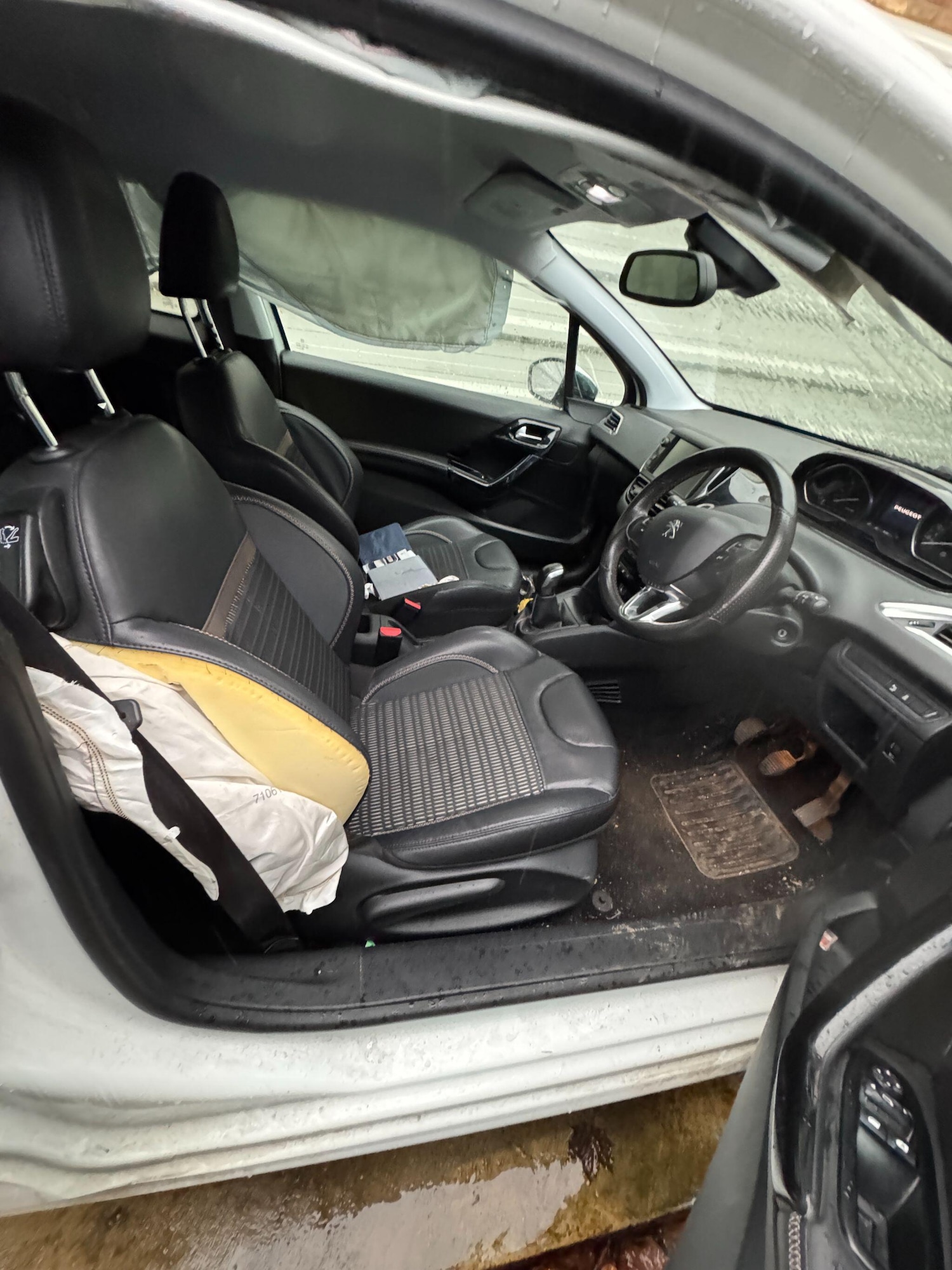 Used Peugeot 208 2013 for sale - 76952336: Photo 6