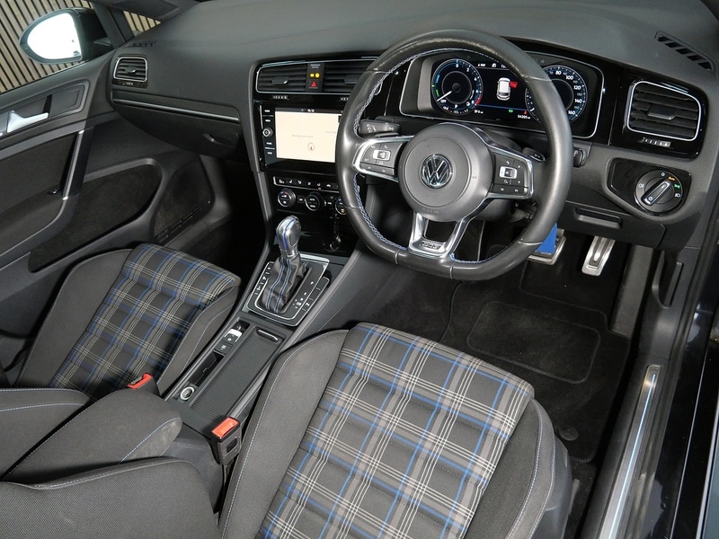 Used Volkswagen Golf 2017 for sale - 77920928: Photo 3