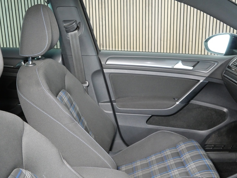 Used Volkswagen Golf 2017 for sale - 77920928: Photo 32