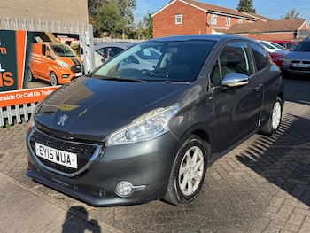 Used Peugeot 208 2015 for sale - 76120431: Photo