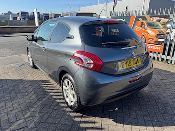 Used Peugeot 208 2015 for sale - 76120431: Photo