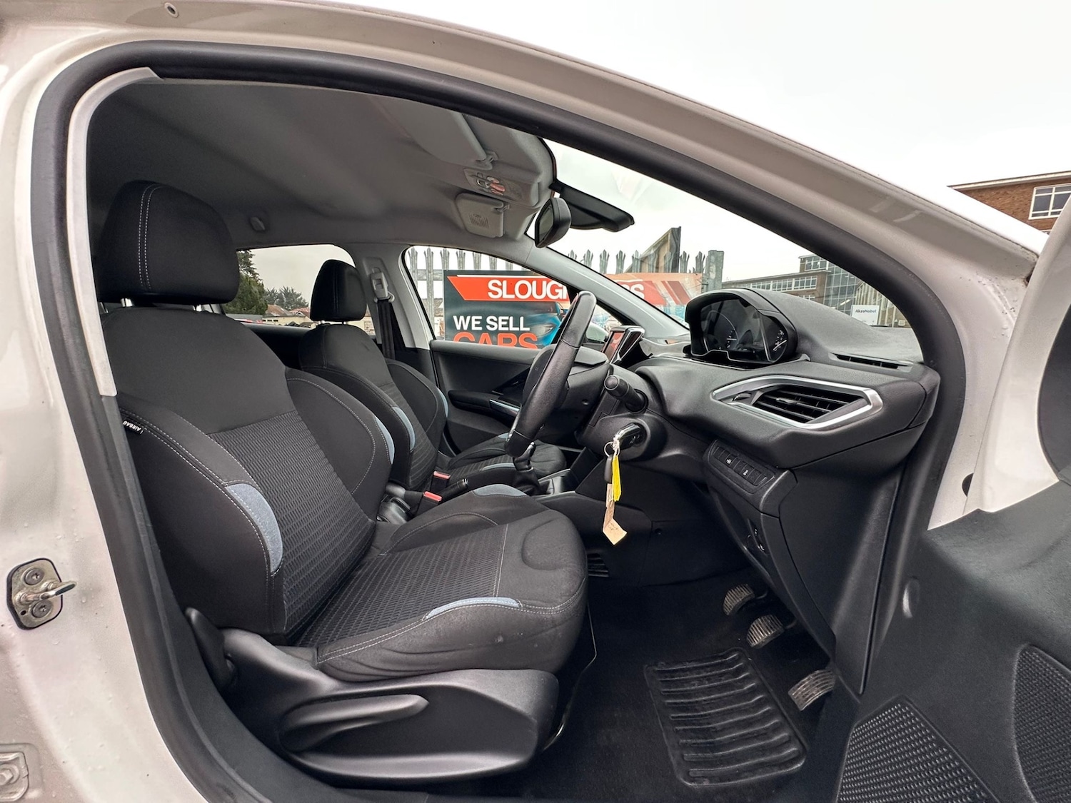 Used Peugeot 208 2013 for sale - 77809937: Photo 6