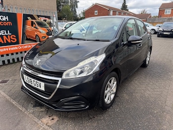 Used Peugeot 208 2018 for sale - 76196699: Photo 2