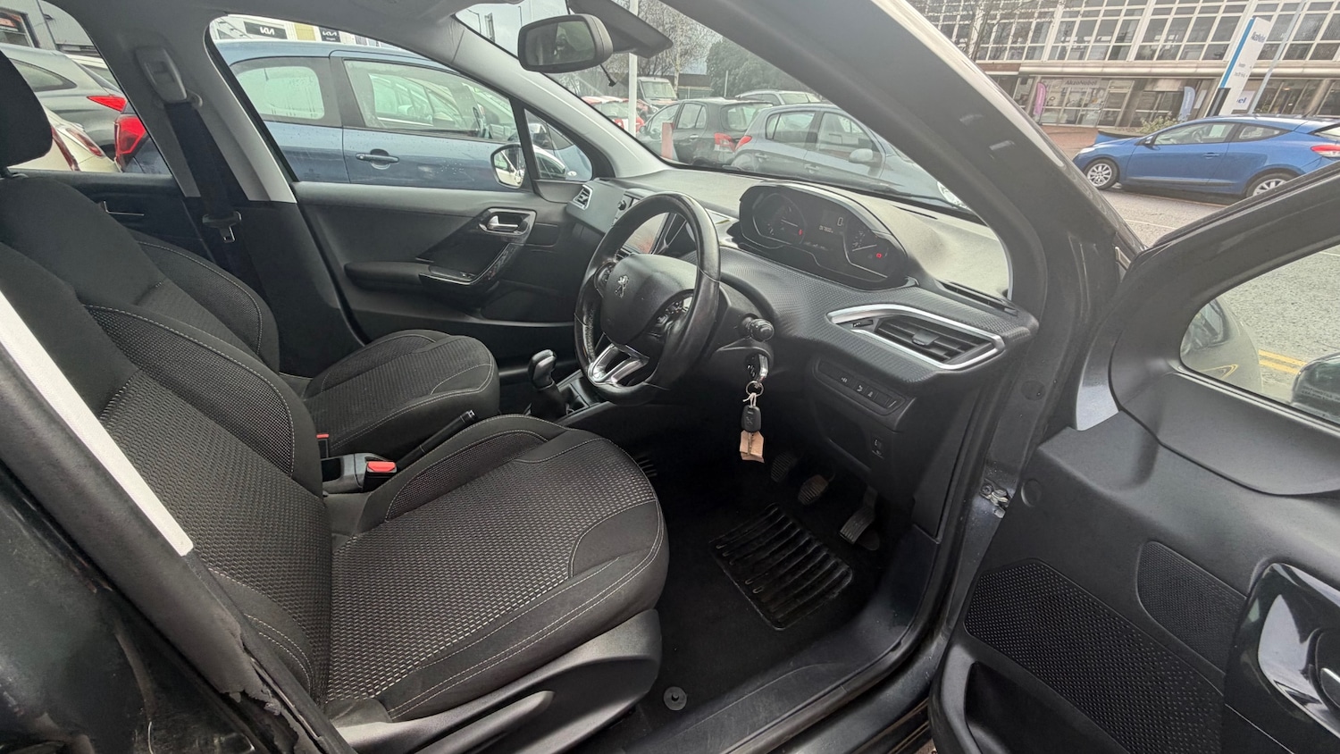Used Peugeot 208 2015 for sale - 77461268: Photo 6