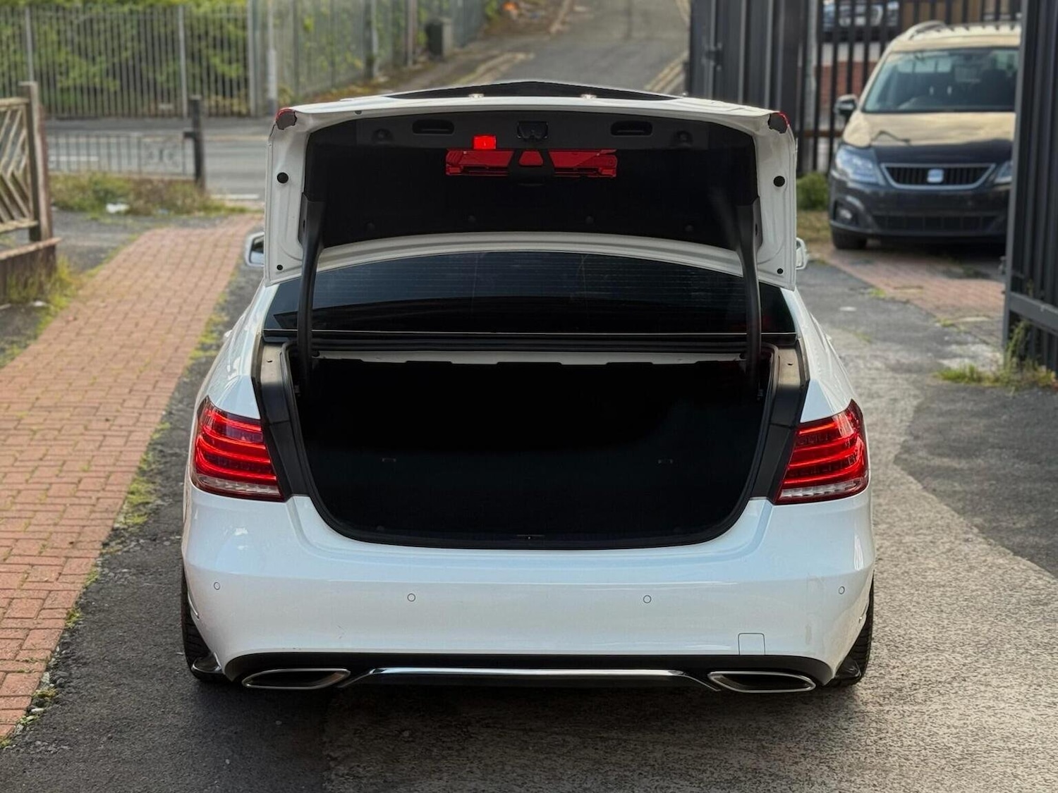 Used Mercedes-Benz E Class 2014 for sale - 76666083: Photo 9