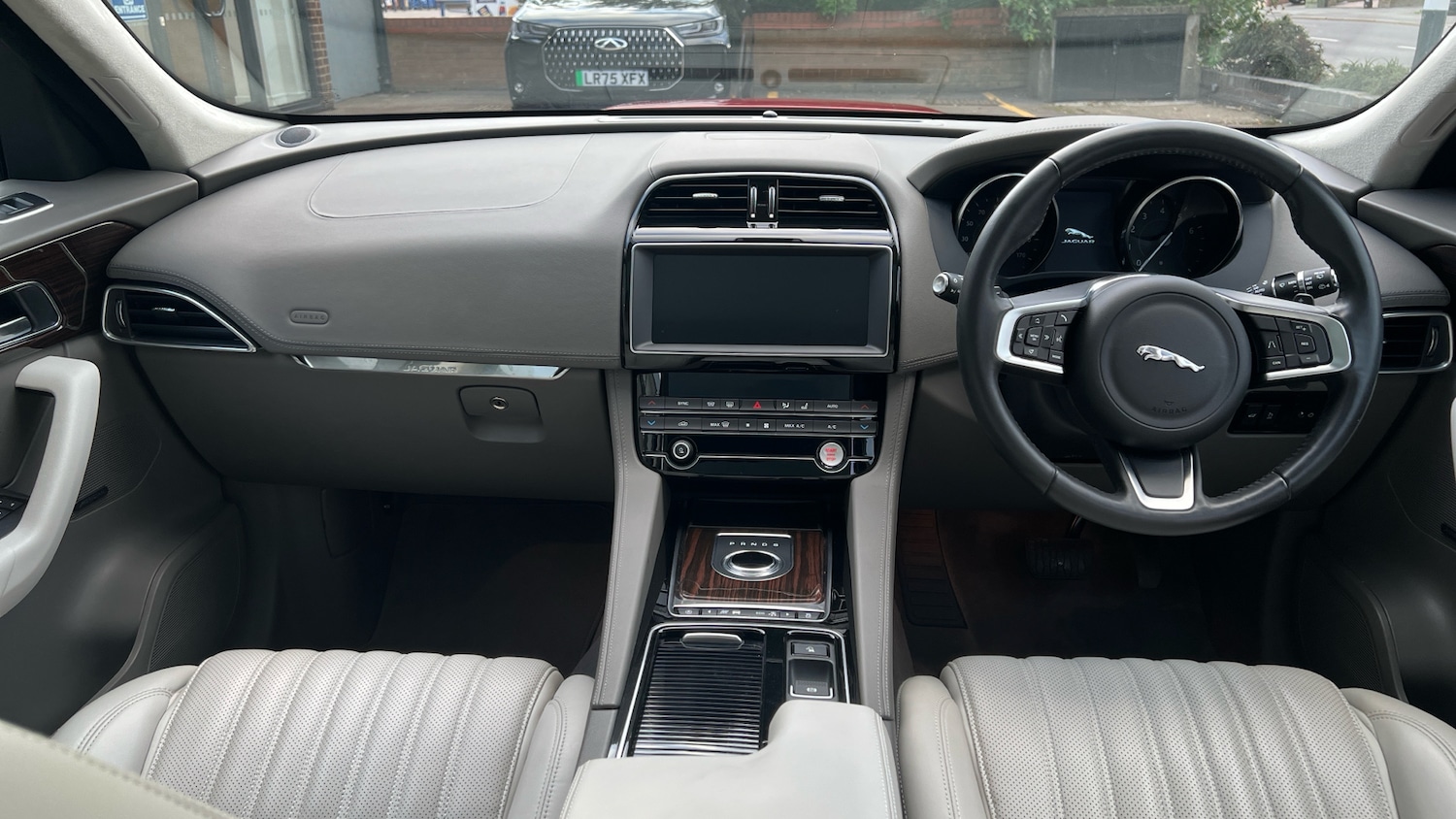 Used Jaguar F-Pace 2019 for sale - 75898975: Photo 9