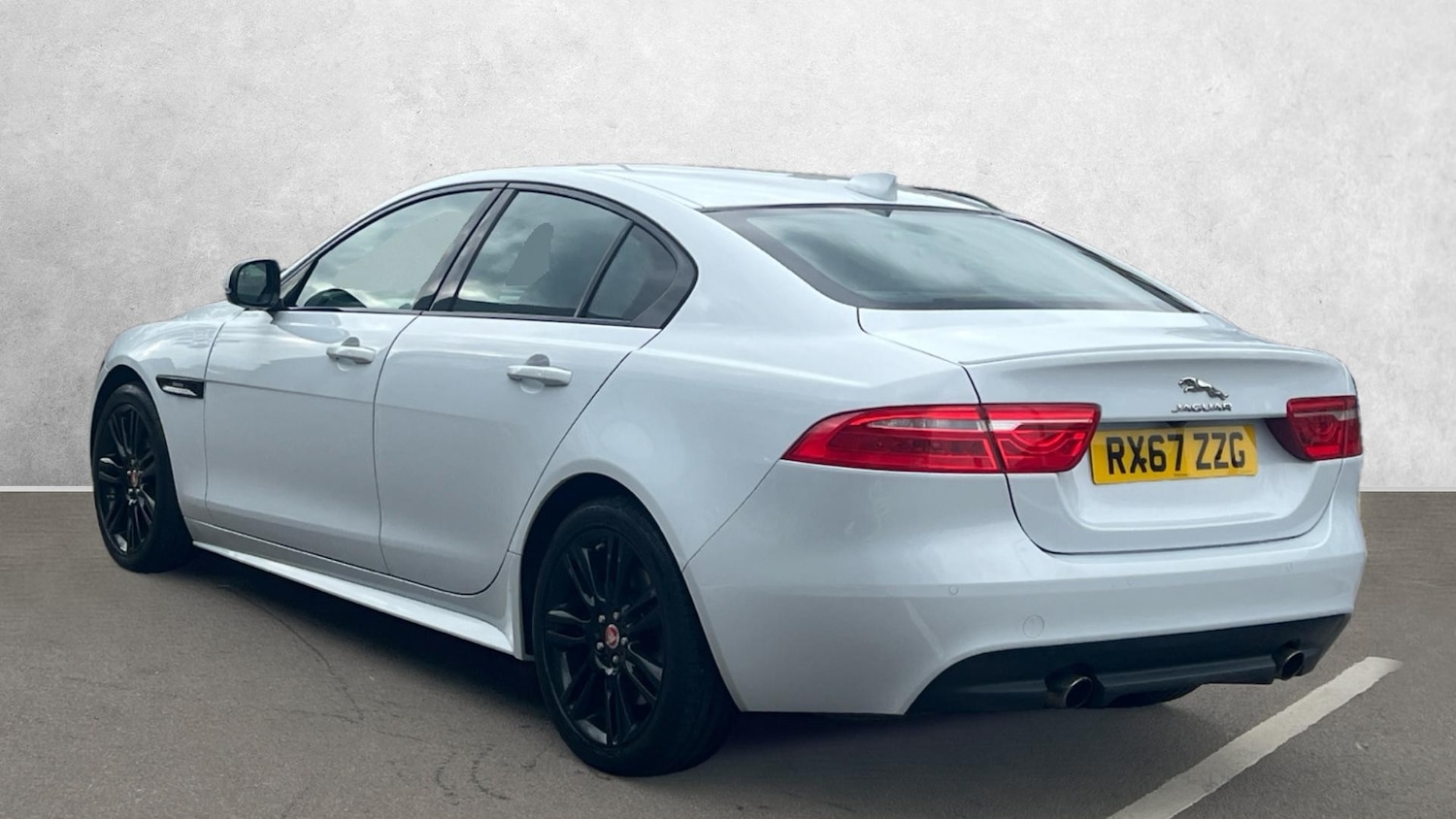 Used Jaguar XE 2017 for sale - 76106958: Photo 2
