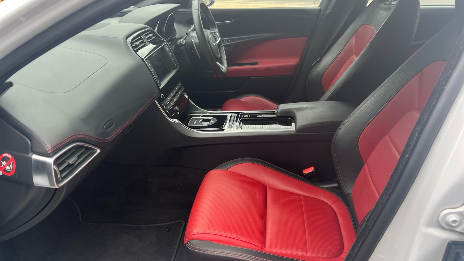 Used Jaguar XE 2017 for sale - 76106958: Photo 3