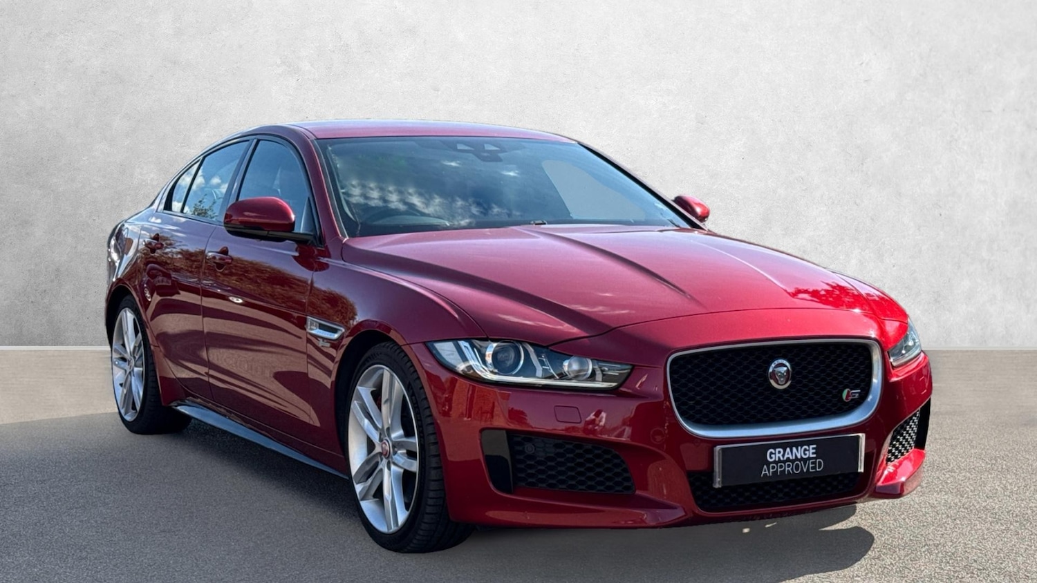 Used Jaguar XE 2016 for sale - 76119582: Photo 1